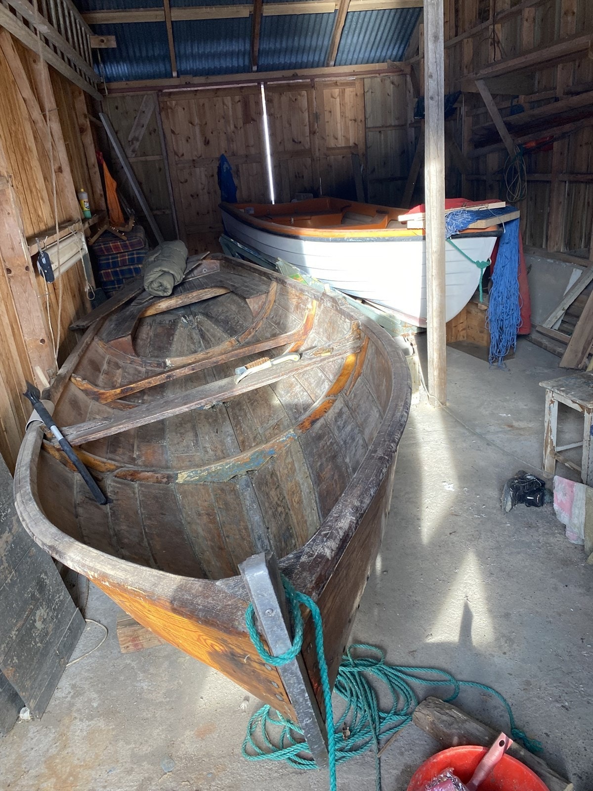 God plass til flere båter i naustet Galleribilde