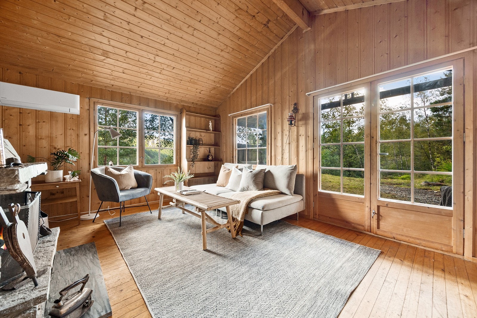 Store vindusflater i stuen Galleribilde