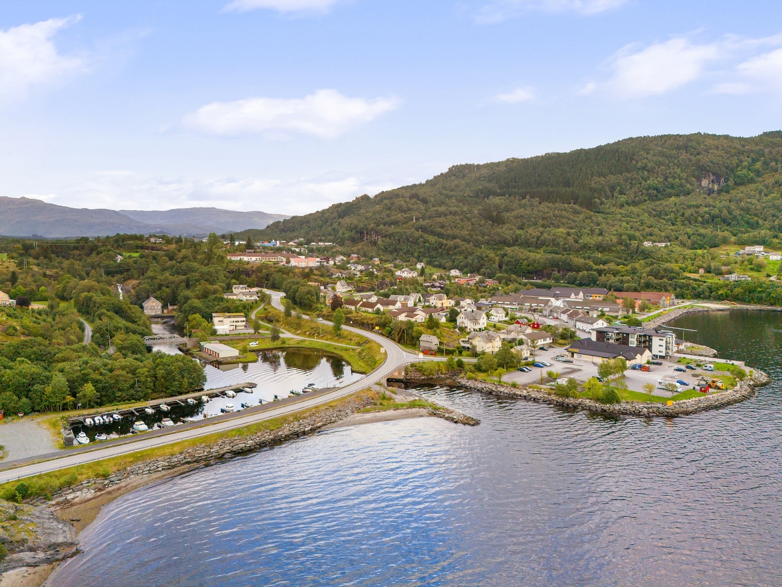 Naustet ligger ved en rolig havn innerst i Eikelandssosen Galleribilde