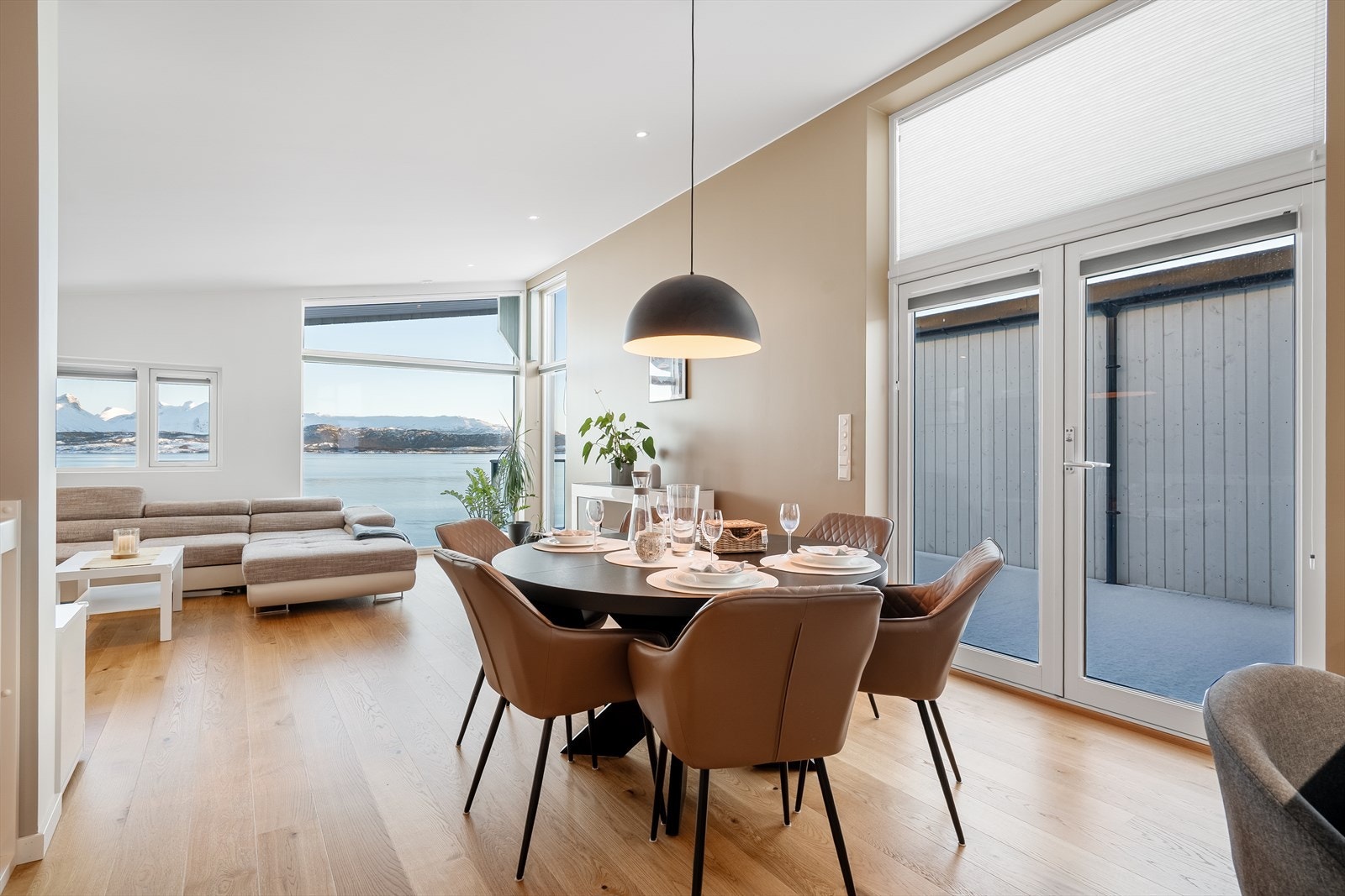 Stuen har et møbleringsvennlig areal. Galleribilde