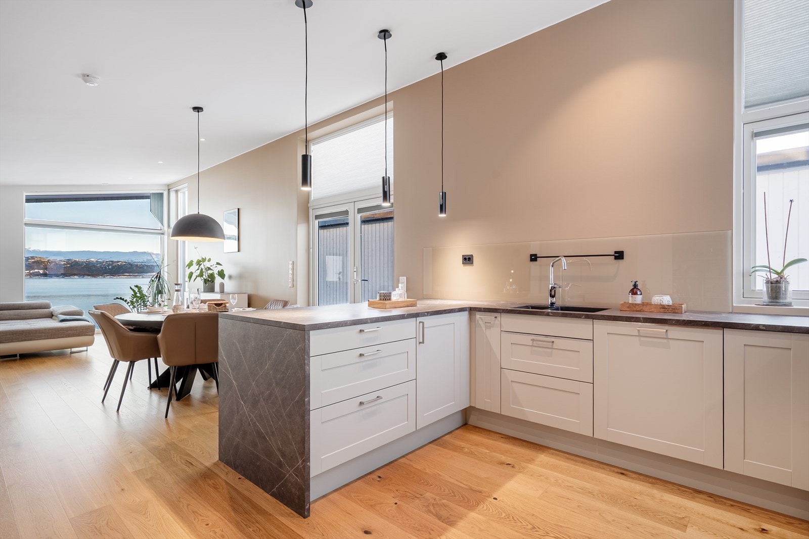 Platetopp, stekeovn, mikrobølgeovn, kaffemaskin, oppvaskmaskin og kjøleskap er integrert i kjøkkenet. Galleribilde