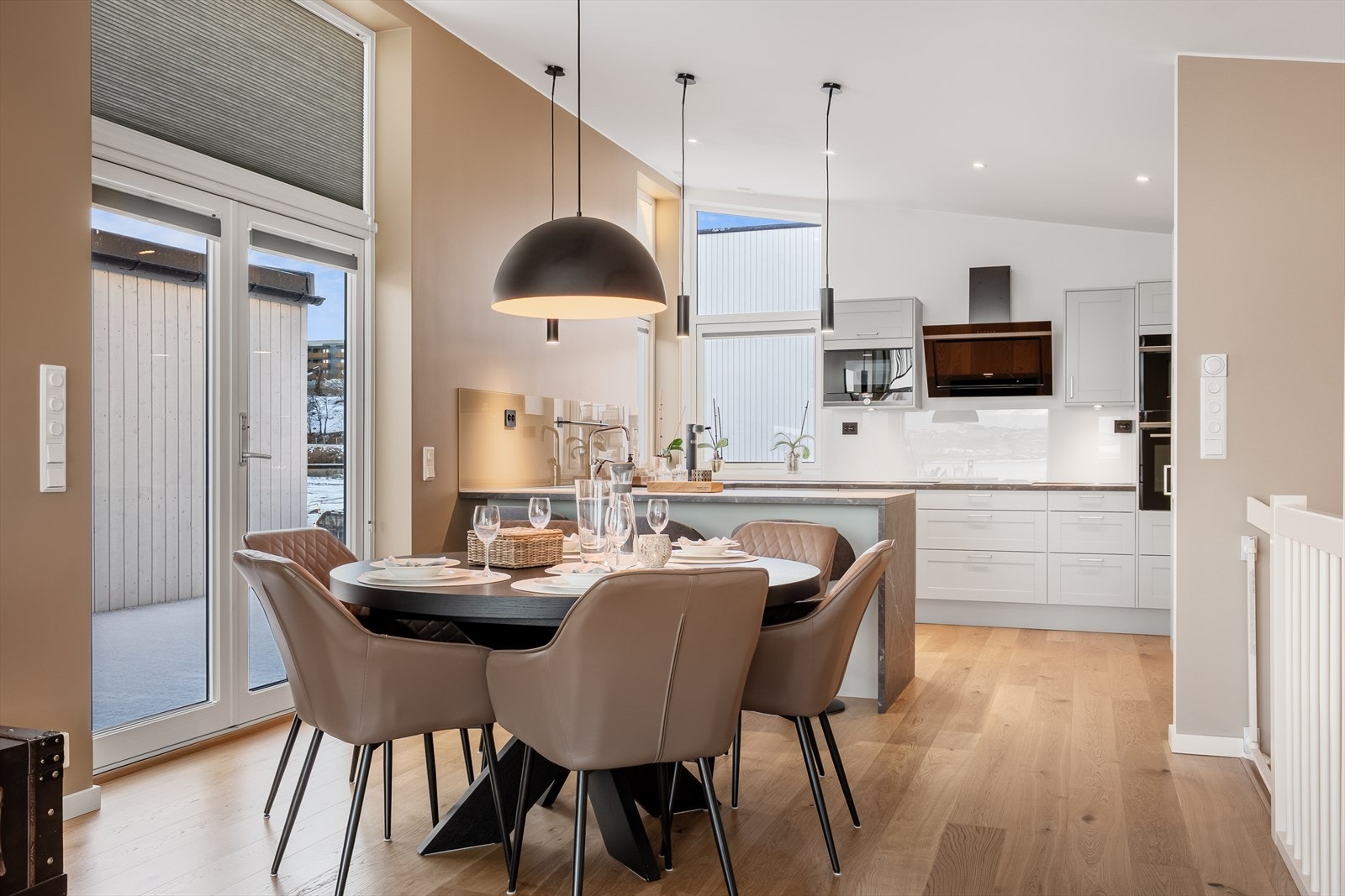 Fra stuen fører en tofløyet dør ut til en romslig takterrasse på ca. 48 kvm, som overbygger carporten. Galleribilde