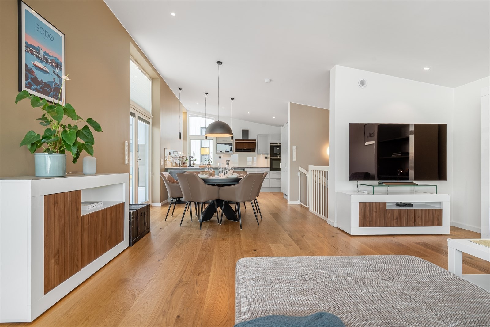 Toppetasjen har enstavs parkettgulv, vannbåren gulvvarme, listefrie løsninger og takhøyde opp til 3 meter. Galleribilde