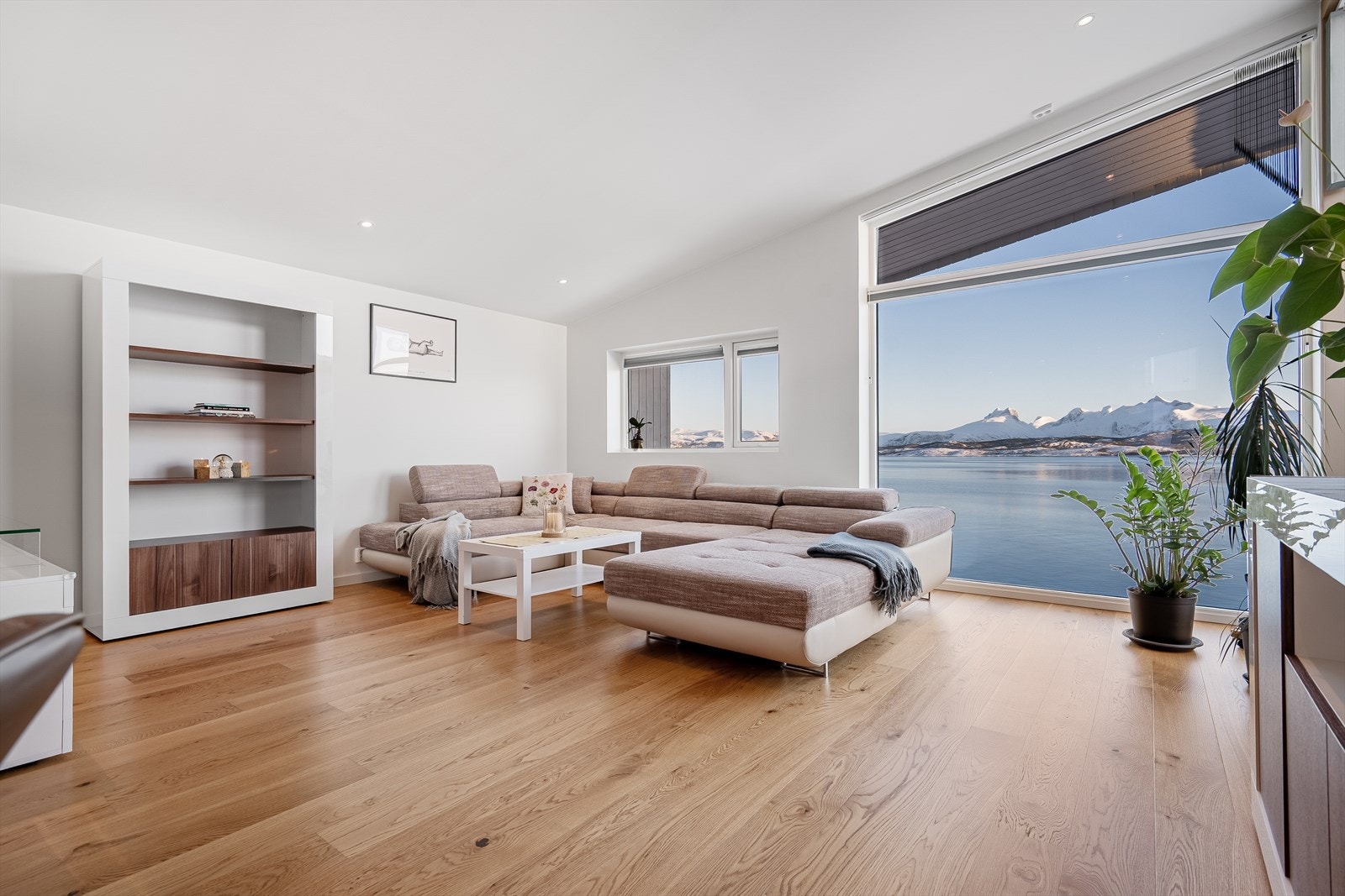 Takhøyde opp til 3 meter og flotte panoramavinduer i hjørnet lar utsikten spille hovedrollen. Galleribilde