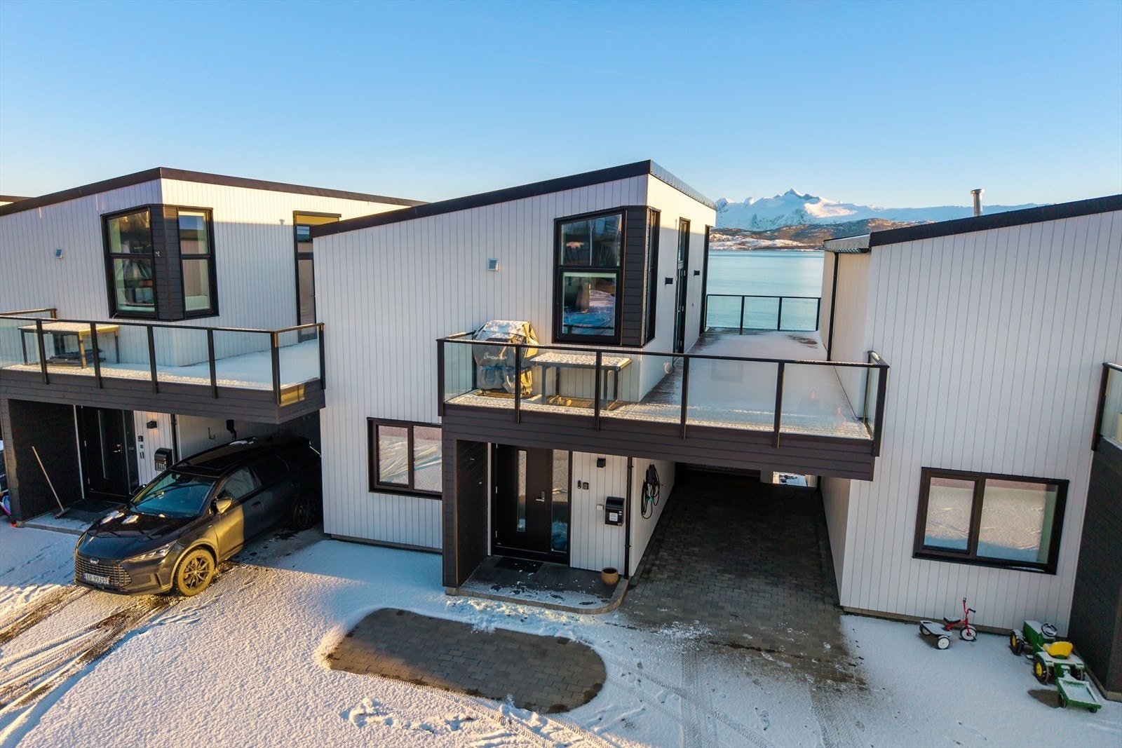 Eneboligen ble oppført i 2022, i moderne funkisstil med pulttak og panoramavinduer som får det beste ut av utsikten. Galleribilde