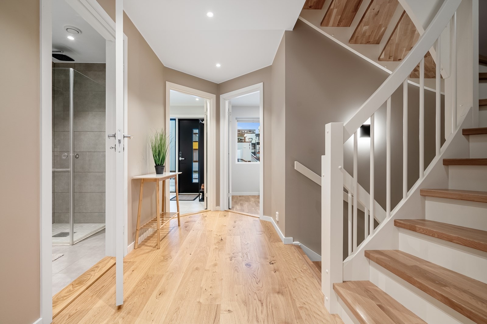 Boligen har tre soverom og bad i første etasje, samt to soverom, tv-stue og bad/vaskerom i underetasjen. Galleribilde