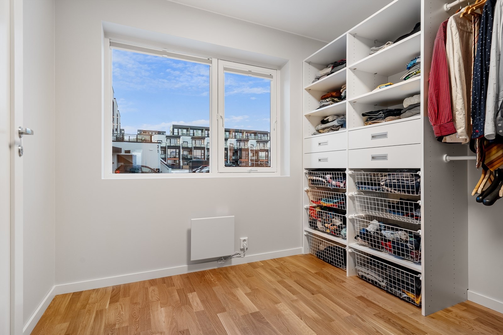 Boligen har fem gode soverom, der kun ett er uten havutsikt. Dette rommet er innredet som garderobe. Galleribilde