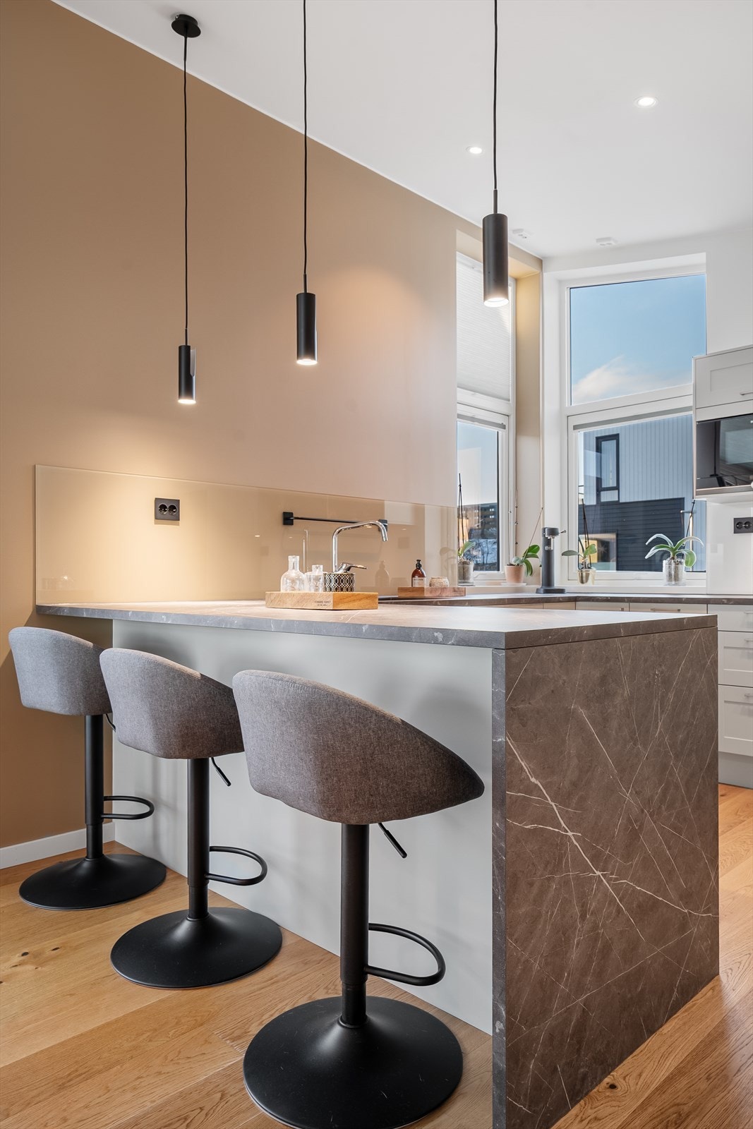 Kjøkkenet er påkostet langt utover standard og har en lekker innredning fra Norema plassert langs fire sider. Galleribilde