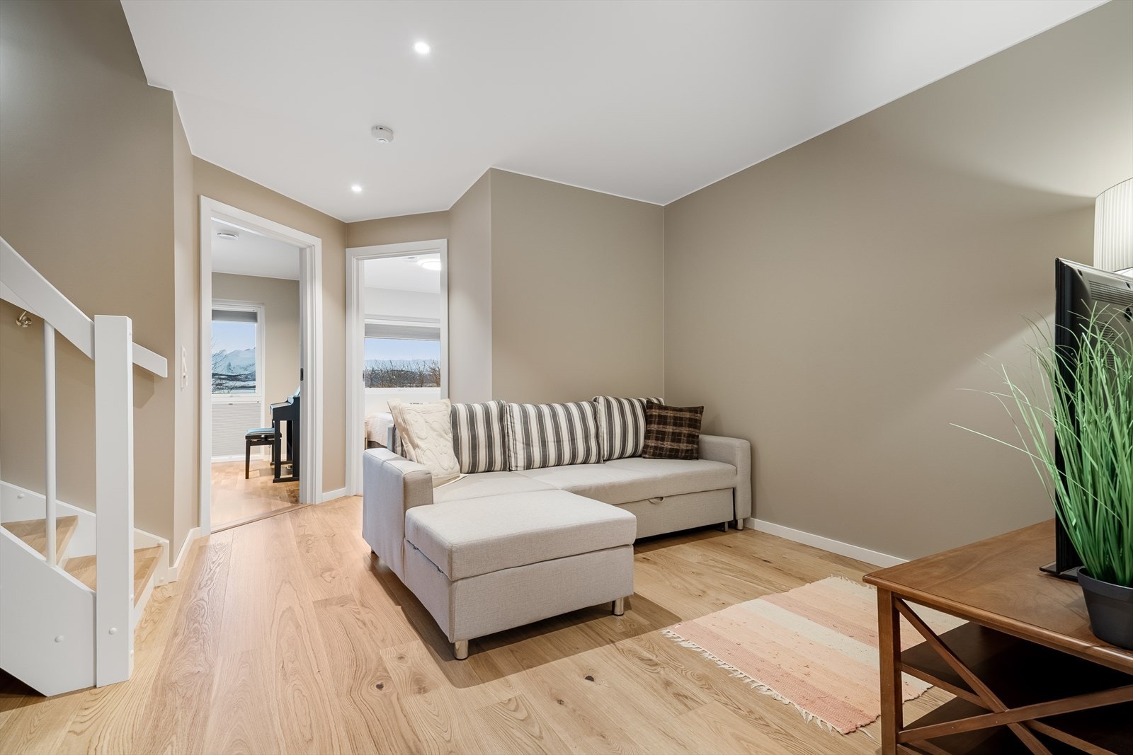 Tv-stuen i underetasjen gir ekstra fleksibilitet i hverdagen og er utstyrt med varmekabler under parketten. Galleribilde