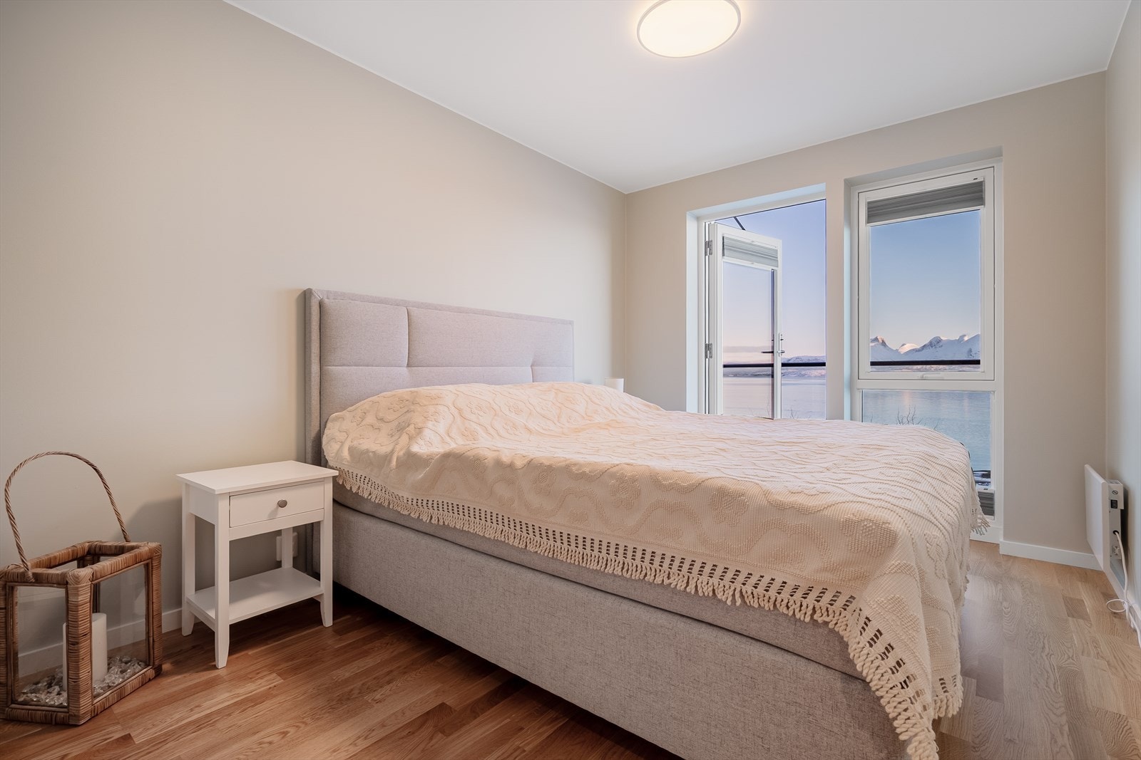 To av soverommene har ekstra luksus med utgang til henholdsvis markterrasse og balkong. Galleribilde