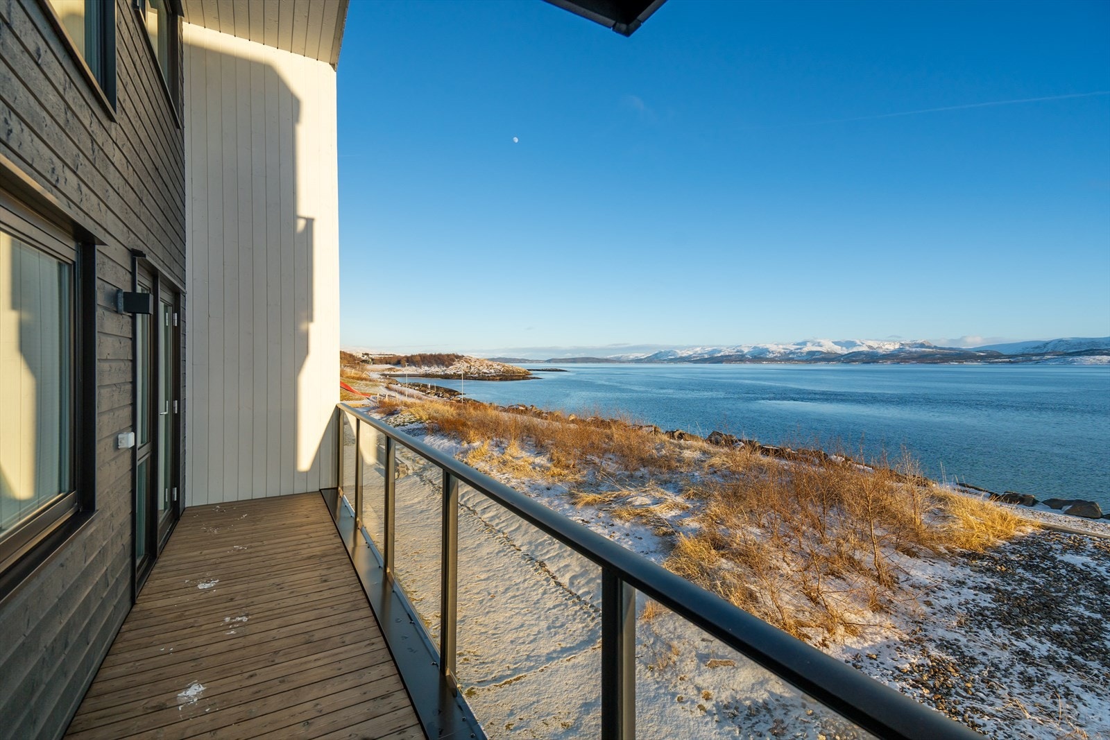 Balkongen utenfor første etasje er ca. 22 kvm og har glassrekkverk som gir uhindret sikt. Galleribilde