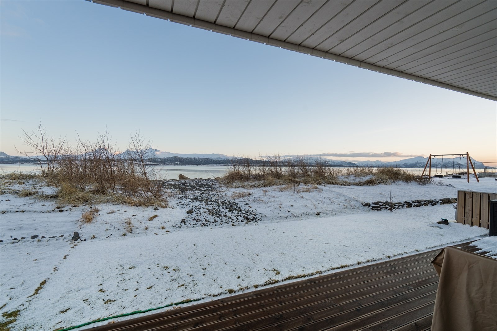 Markterrassen vender ut mot pent opparbeidet fellesareal med lekeplass og gode grøntarealer. Galleribilde