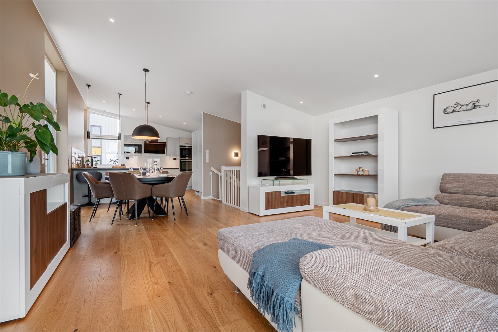 Den luftige stuen ligger i åpen løsning med kjøkkenet og dekker det meste av arealet i toppetasjen. Galleribilde