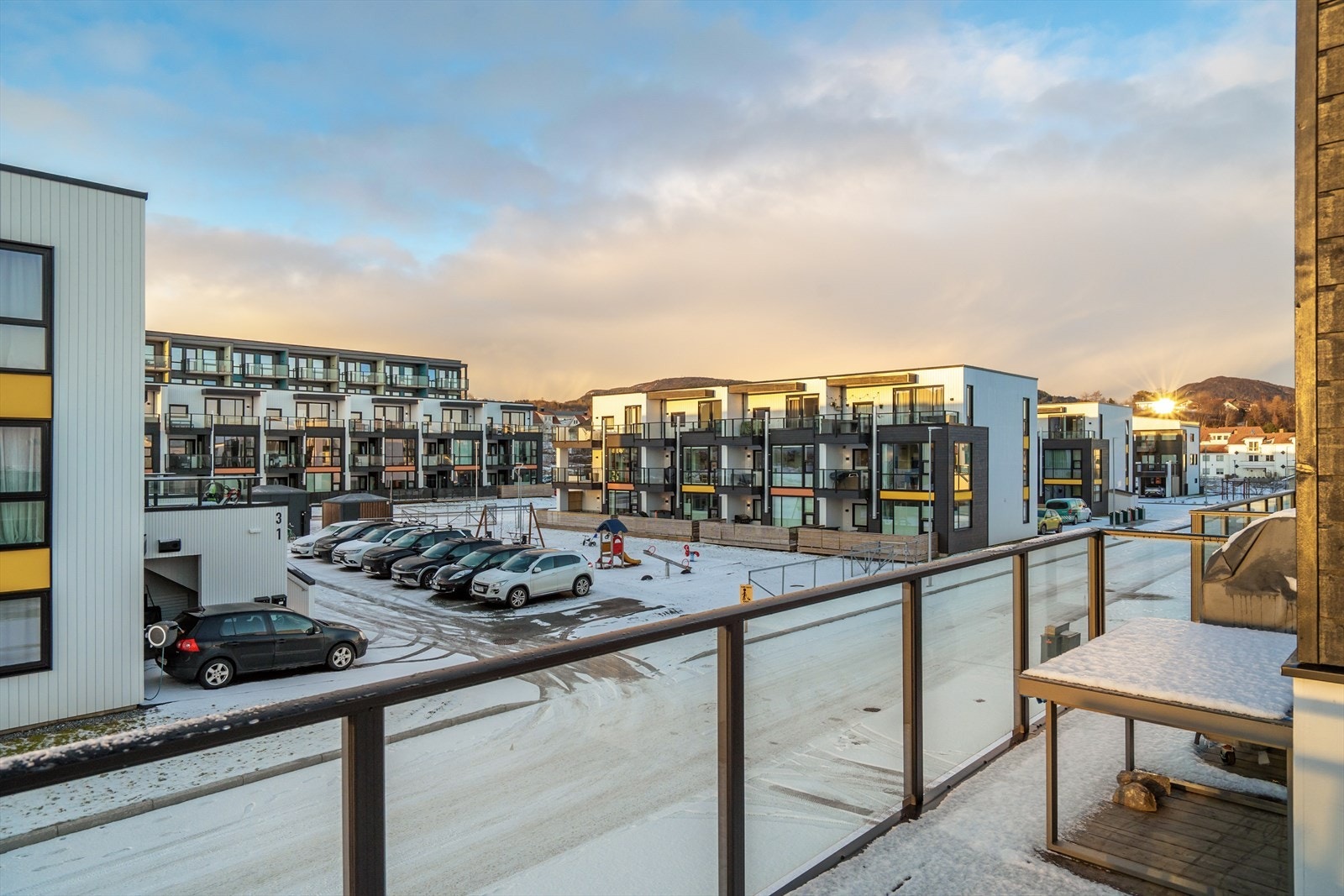 Fint med lekeplass i bakkant. Galleribilde