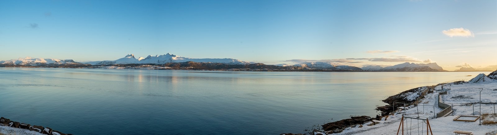 Den majestetiske utsikten kan nytes fra alle etasjene og fra tre flotte uteplasser. Galleribilde