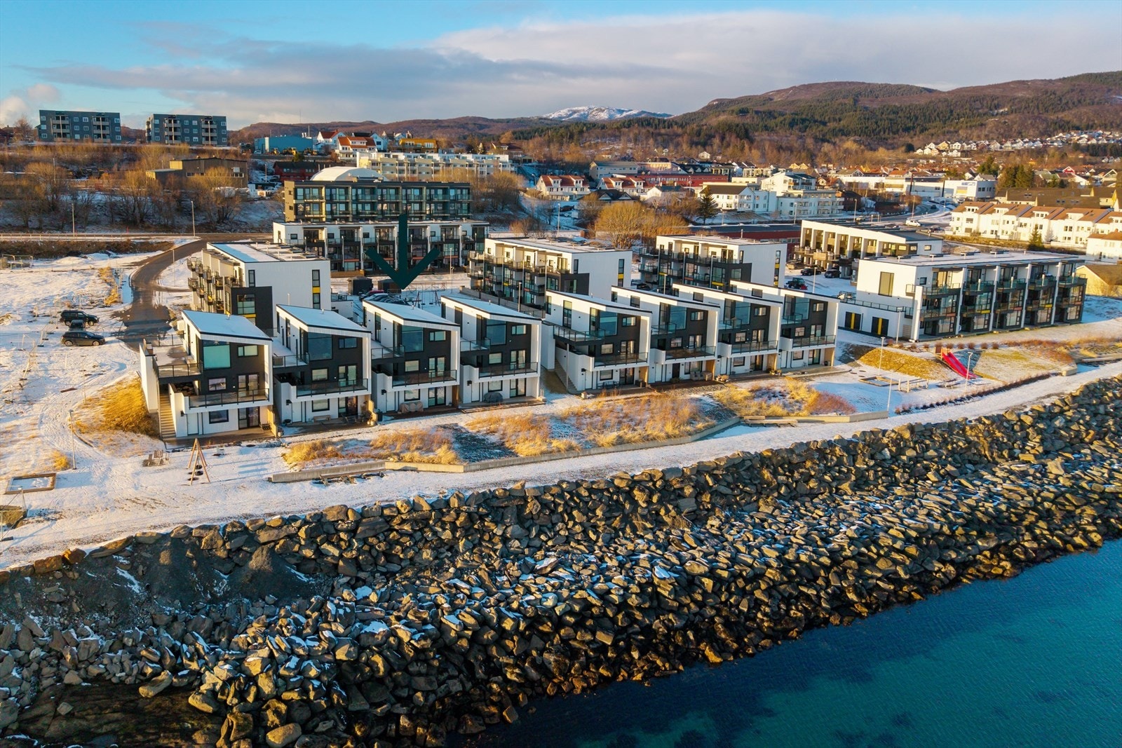 Eiendommen har en råflott beliggenhet på Alstadfjæra, i første rekke mot havet. Galleribilde