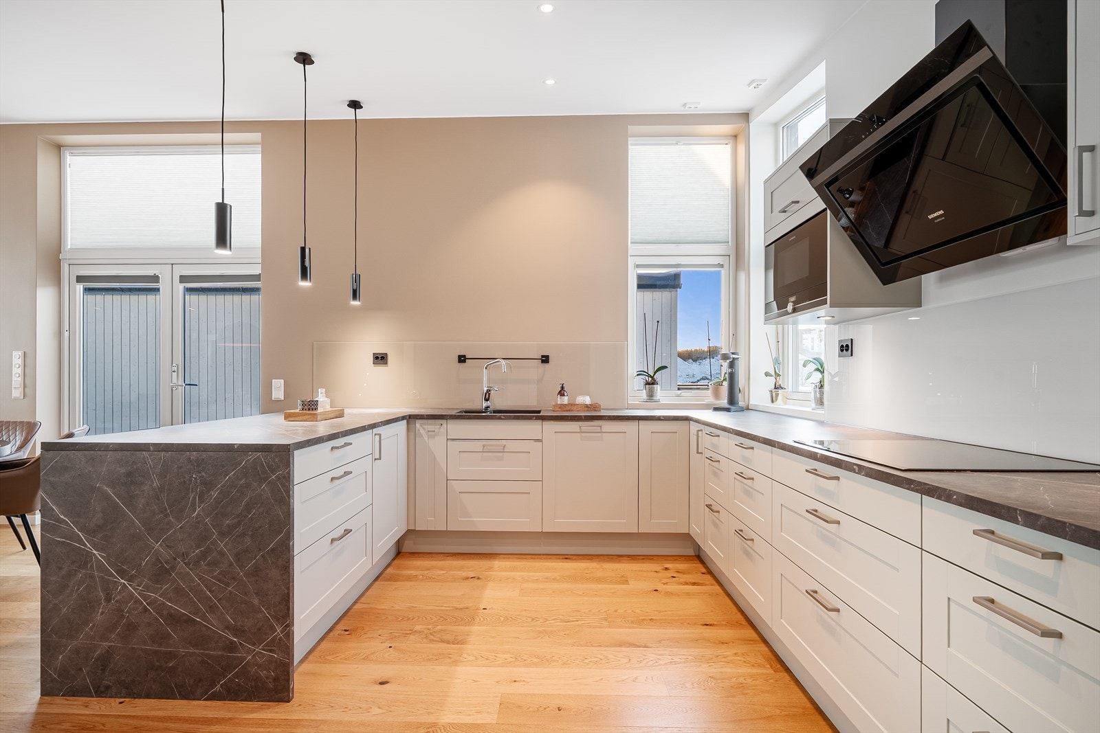 Her er det enormt med oppbevaringsplass, god arbeidsflyt, og i tillegg inngang til matbod i bakkant. Galleribilde