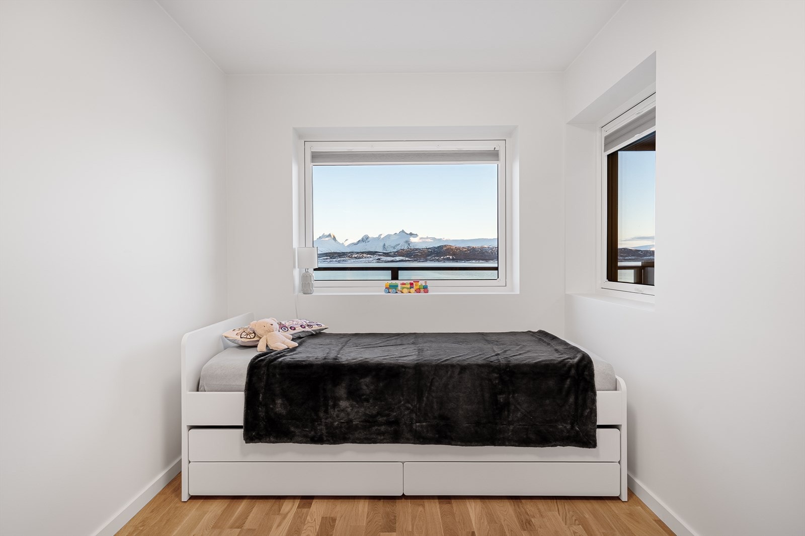 Det ene soverommet i første etasje har vinduer på to sider. Galleribilde