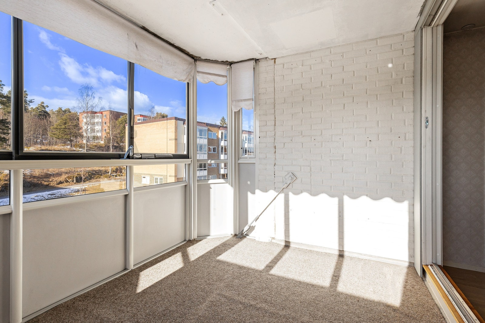 Fra stuen er det utgang til en innglasset balkong. Balkongen fungerer som en forlengelse av stuen på sommerstid, og innglassingen forlenger årsbruken betraktelig. Galleribilde