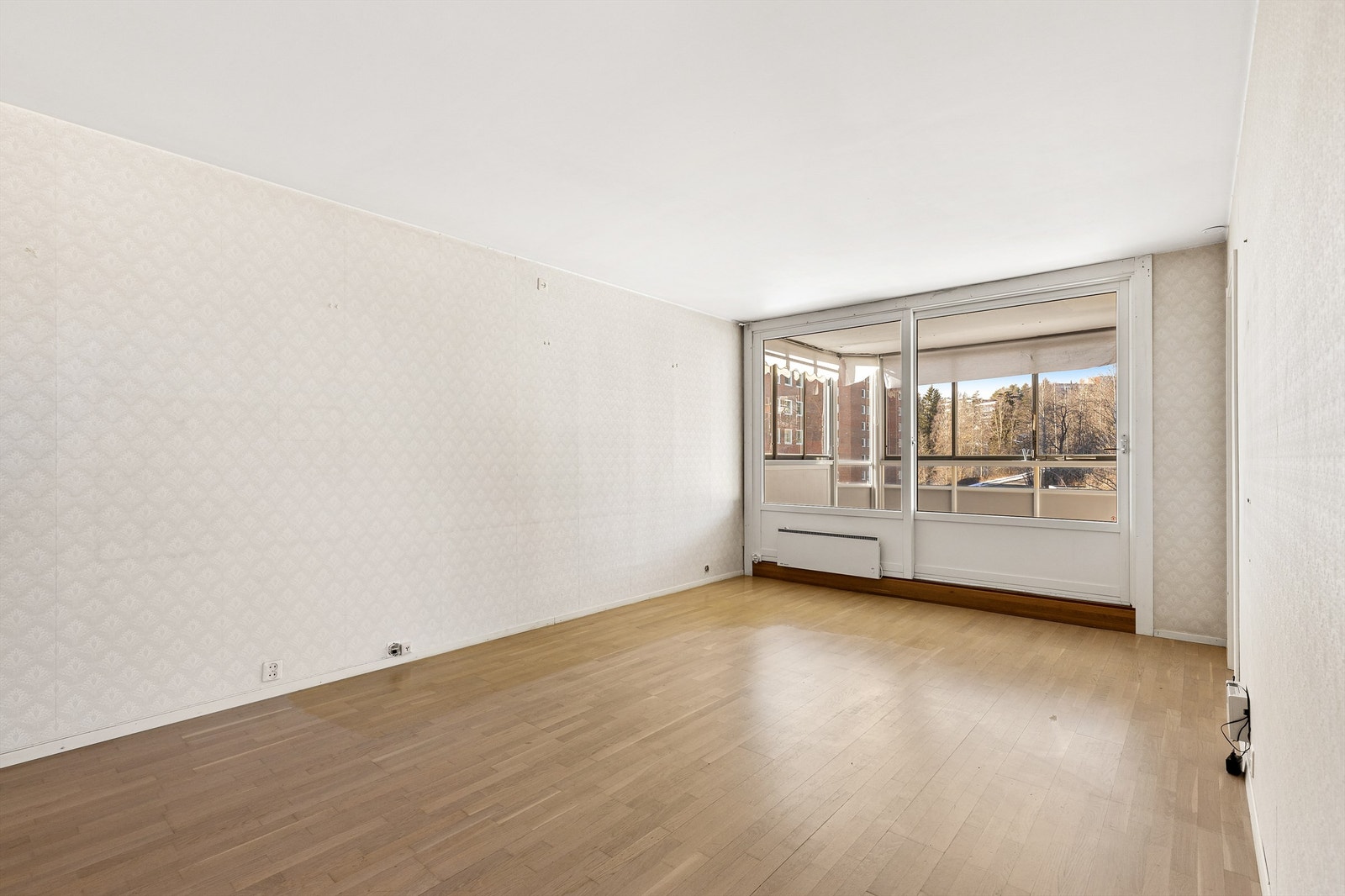 Stuen er av god størrelse og med plass til sofa, salongbord og TV-seksjon. Det er også utgang til en innglasset balkong. Galleribilde