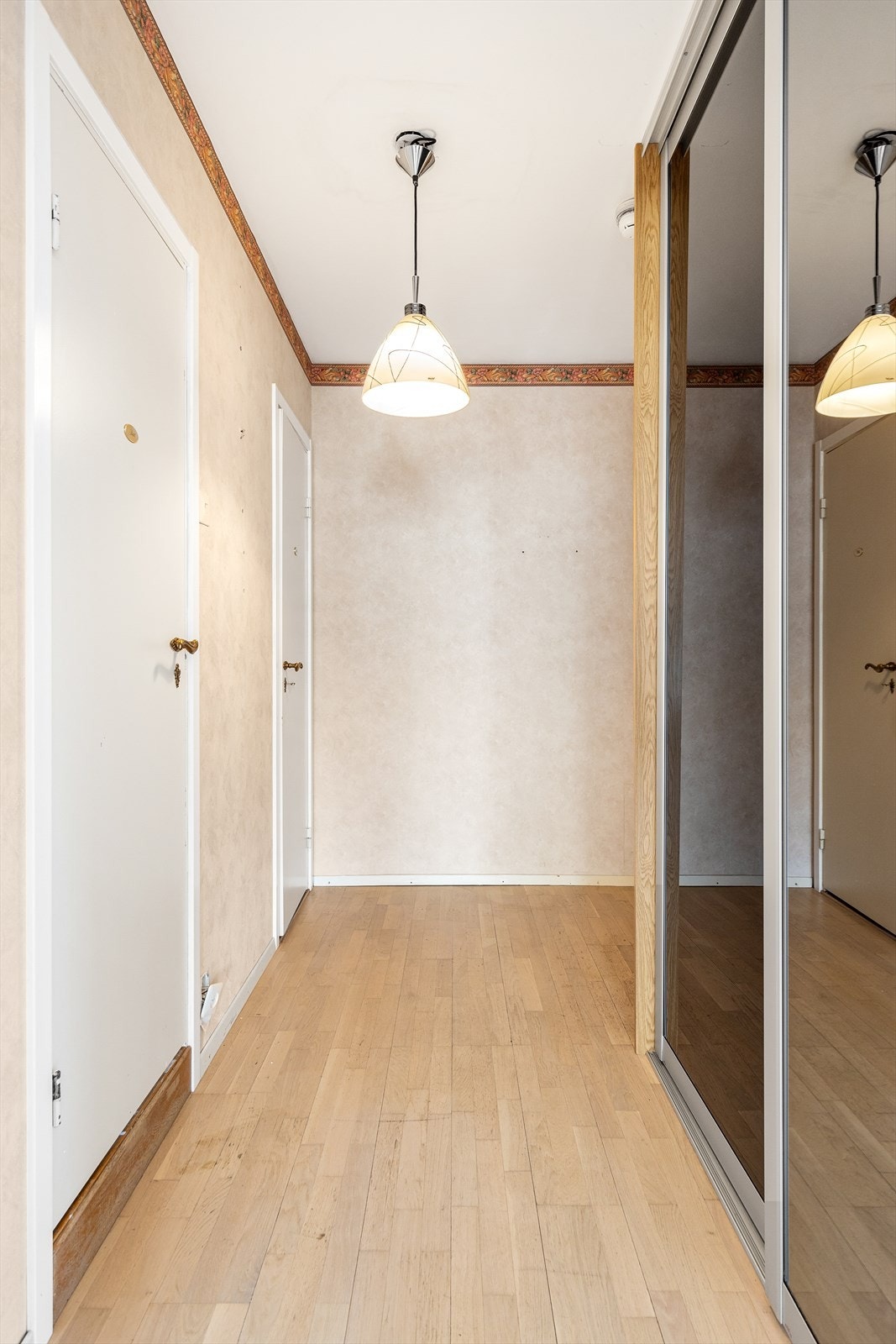 Entreen i boligen har god plass til å skape praktiske løsninger alt etter hva man ønsker og har behov for. Galleribilde