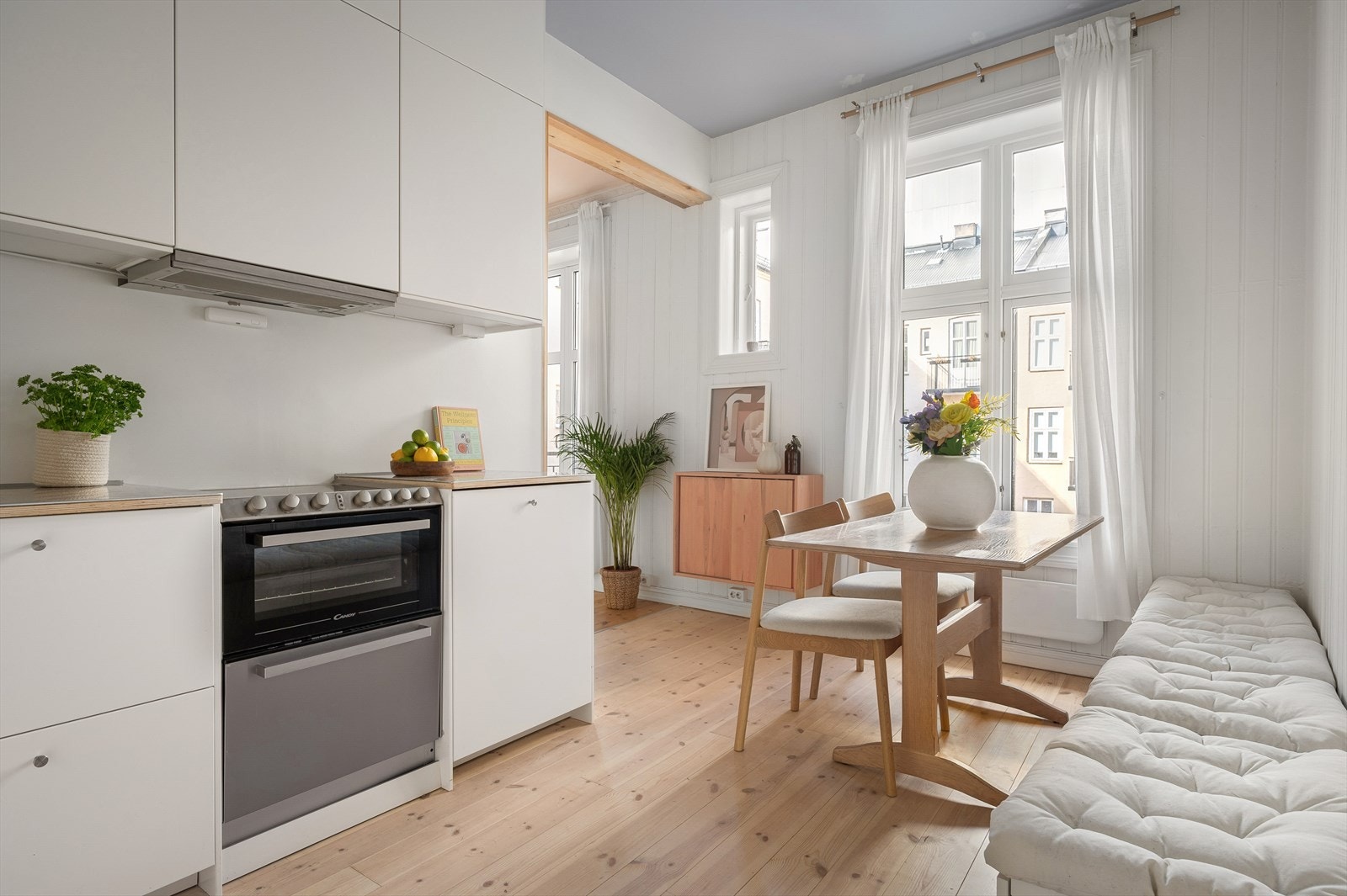 IKEA-kjøkken tidligere eier fikk installert i 2023. Det er opplegg for vaskemaskin på kjøkkenet Galleribilde