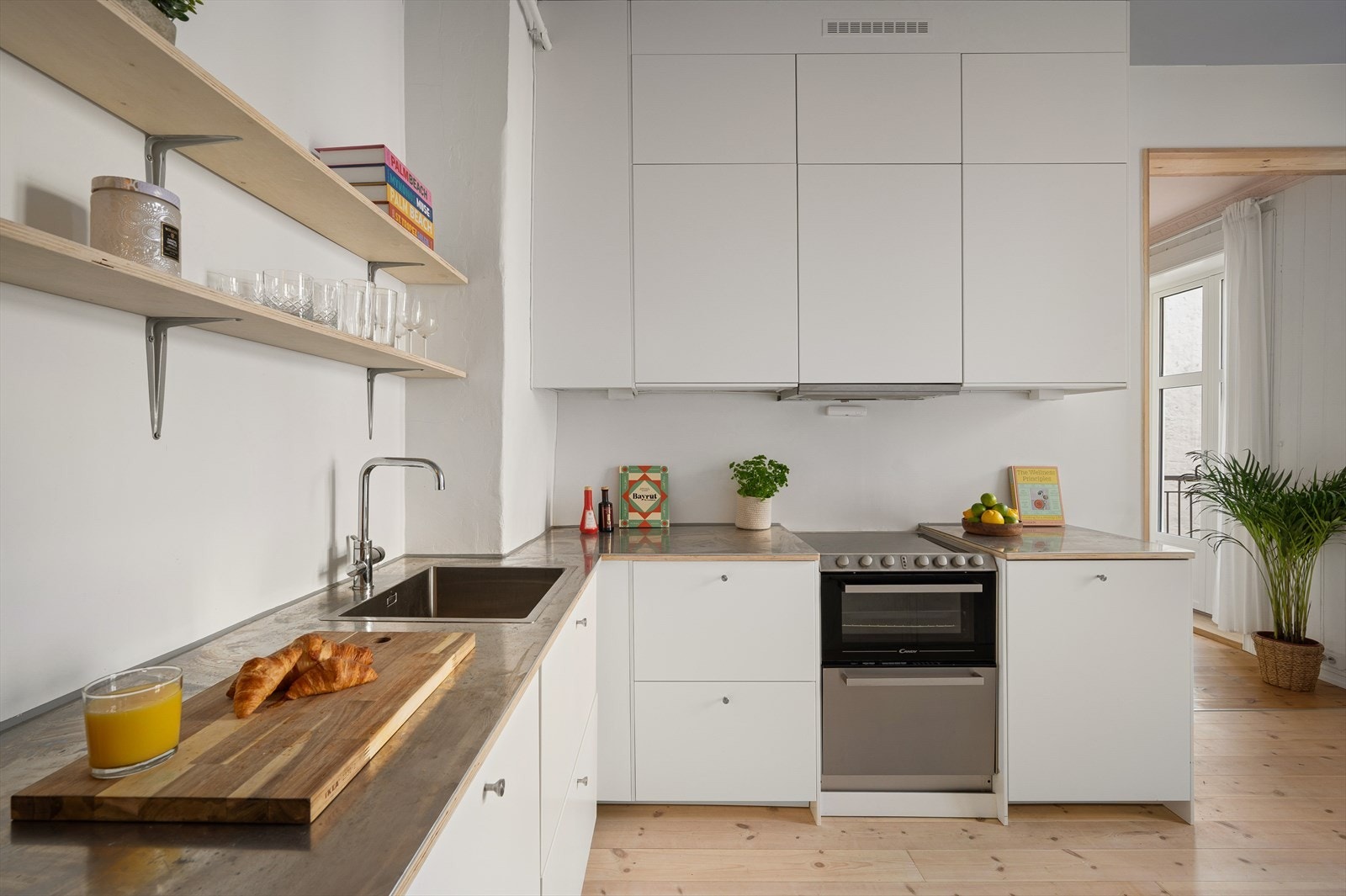 Innredningen består av glatte fronter, benkeplate av tre kledd med stålplate. Videre er det integrert kjøleskap, oppvaskmaskin og komfyr. Det er i tillegg blitt installert aquastop og komfyrvakt. Galleribilde