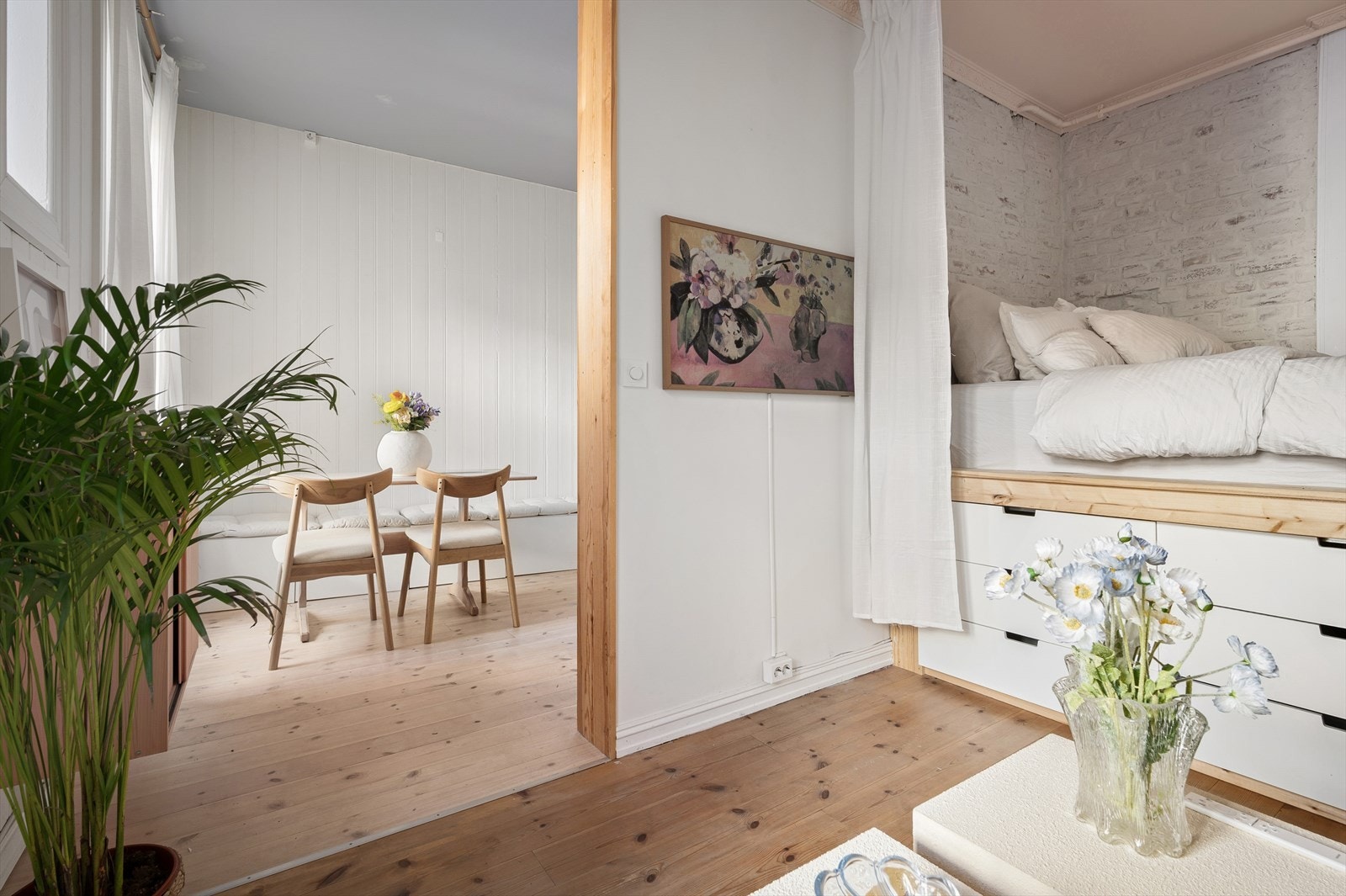 I hjørnet bak sengen finner du pipeløpet. Galleribilde