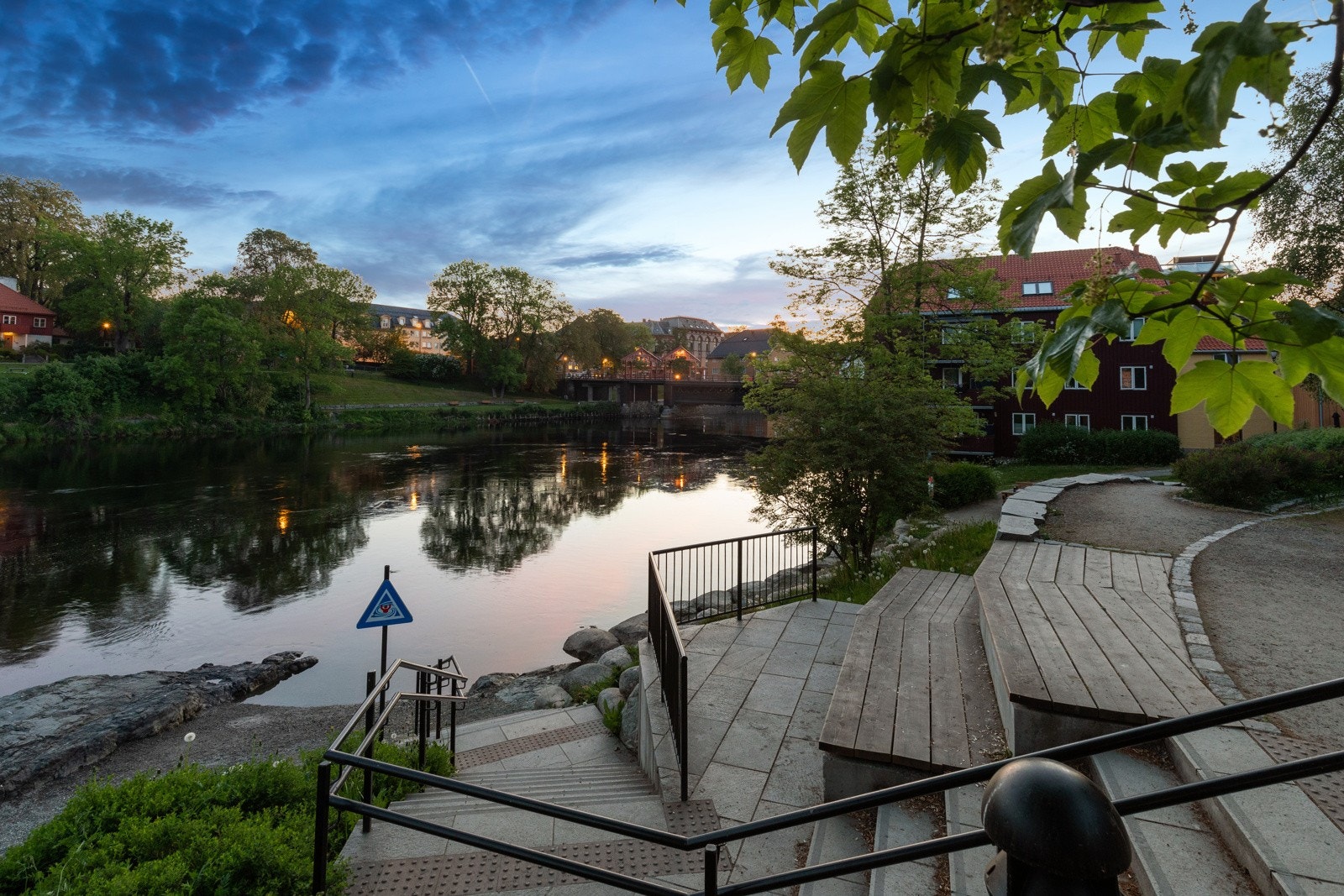 Ved starten av elvepromenaden finner vi Gåsaparken, en liten park på Bakklandet med muligheter for soling og rekreasjon om sommeren. Galleribilde