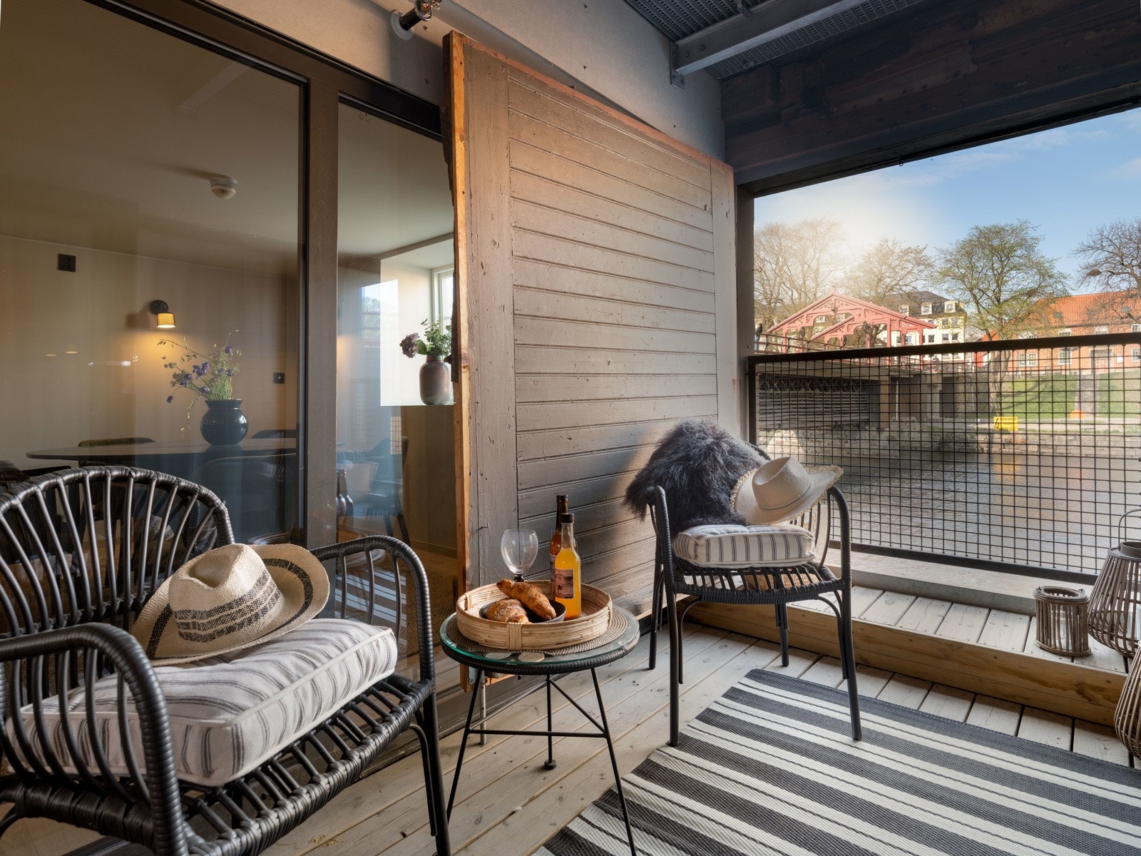 Fra kjøkkenet/spisestuen har man adkomst ut til balkong nummer én med flott utsikt mot elva og Bybroplassen. Galleribilde