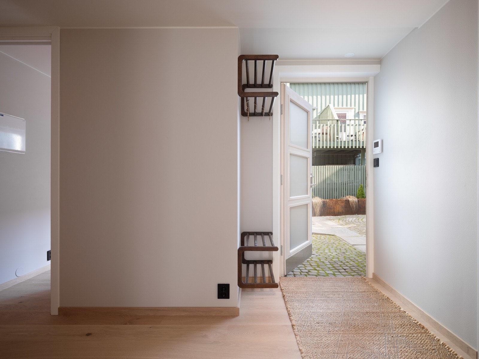 Bileiligheten utgjør totalt ca. 35 kvm og har egen inngangsdør mot sameiets bakgård. Galleribilde