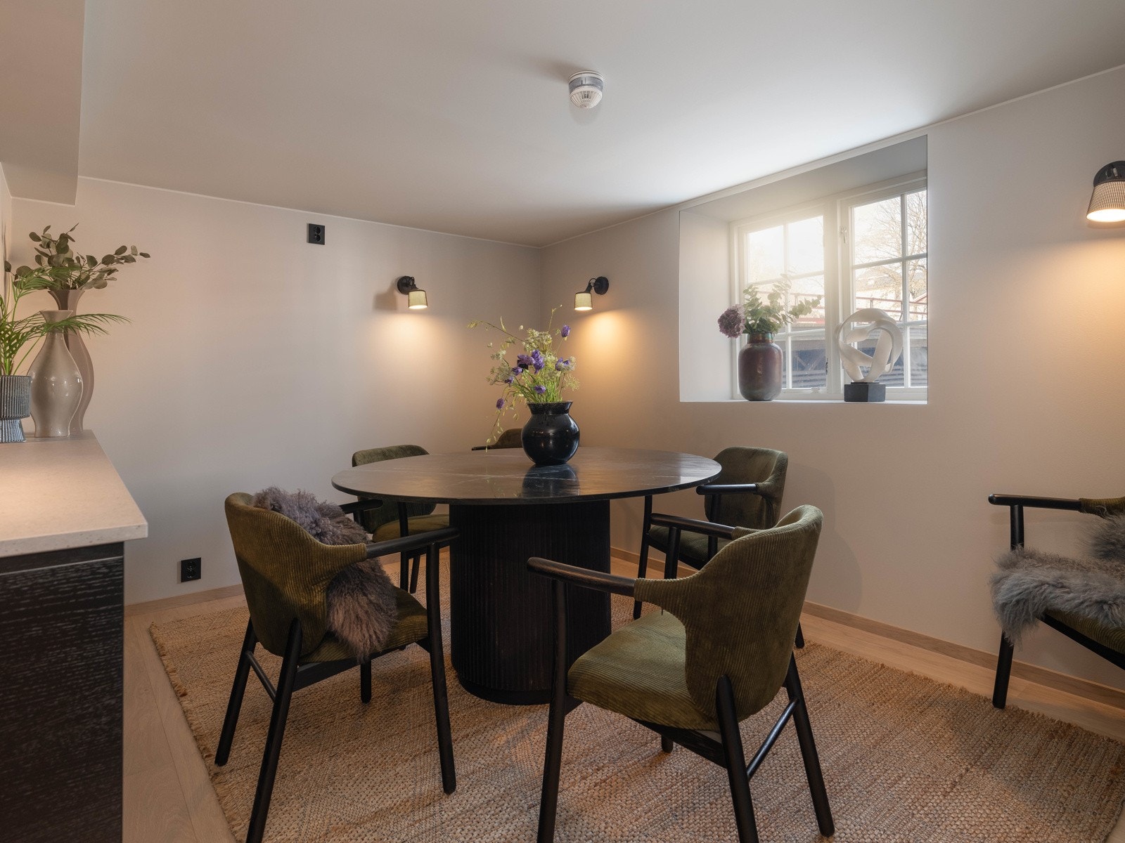 I spisestuen kan enkelt møbleres for å huse mellom fire og åtte middagsgjester. Galleribilde