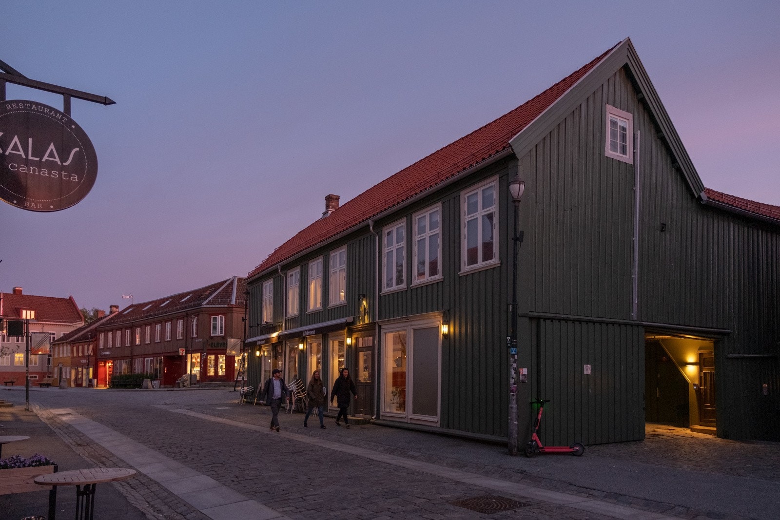Fra boligen er det gangavstand til blant annet Trondheim Torg, Solsiden og Festningen. Galleribilde