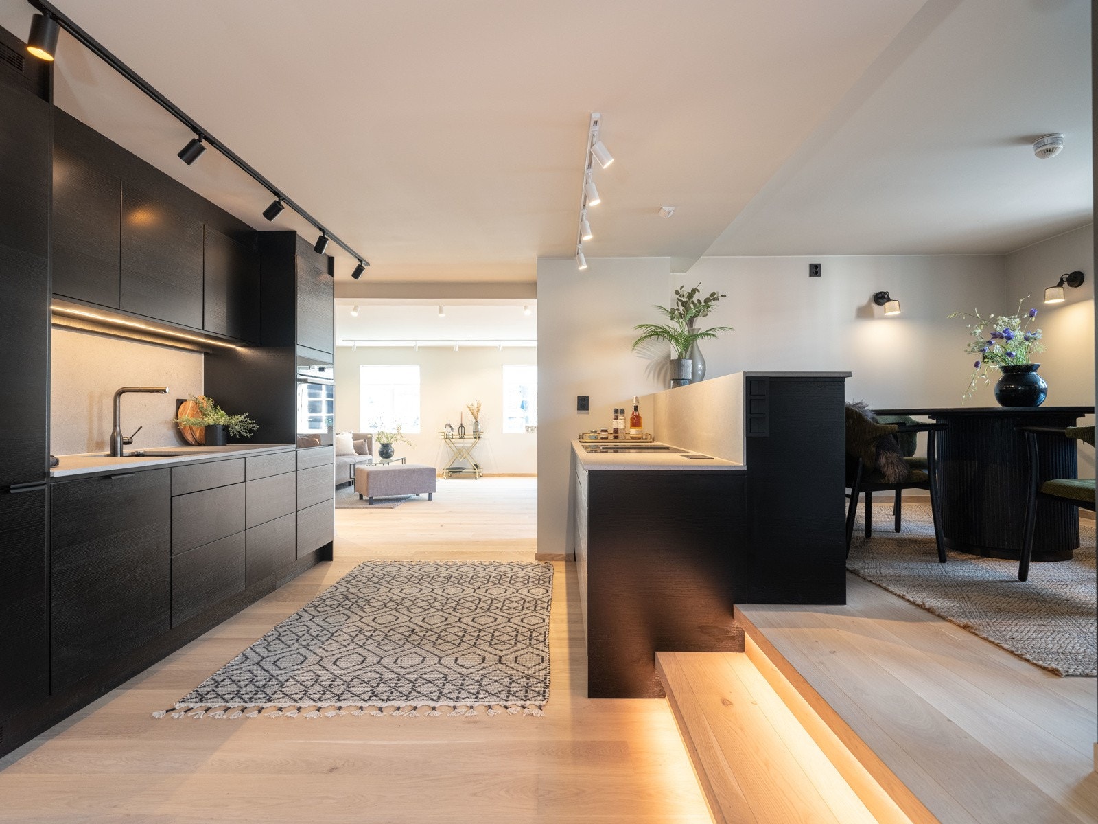 Kjøkkeninnredningen fra kvalitetsmerket Epoq, er utstyrt med blant annet grå Dekton benkeplate og integrerte hvitevarer fra Miele. Galleribilde