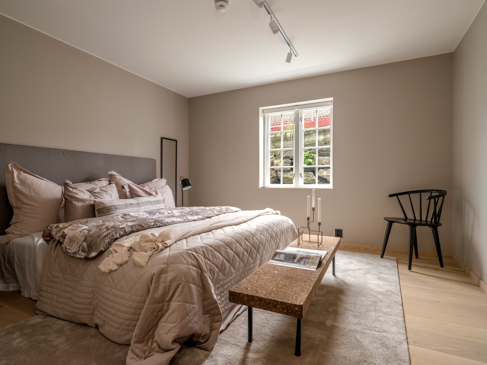 Leilighetens hovedsoverom måler 12,5 kvm og er innredet med samme flotte parkett som resten av leiligheten, og en moderne spotskinne. Galleribilde