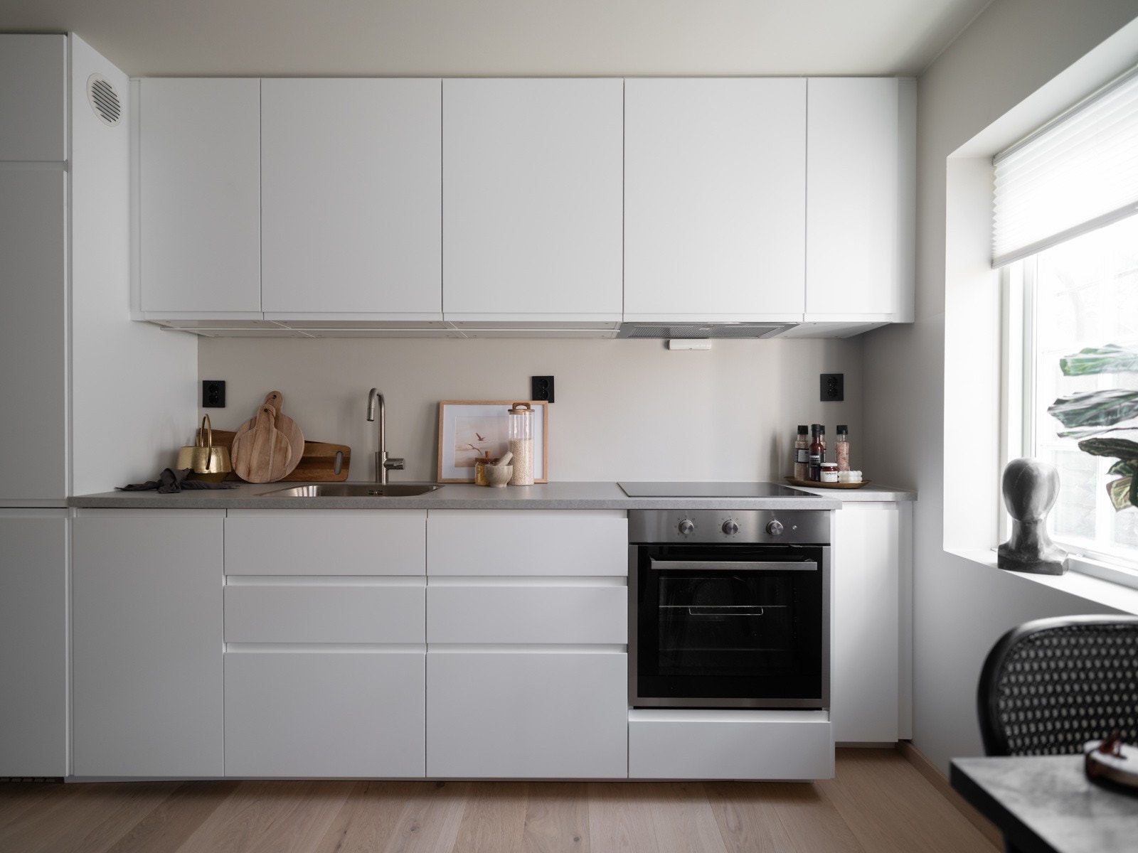 Lekker kjøkkeninnredning med integrerte hvitevarer som medfølger i handelen. Galleribilde