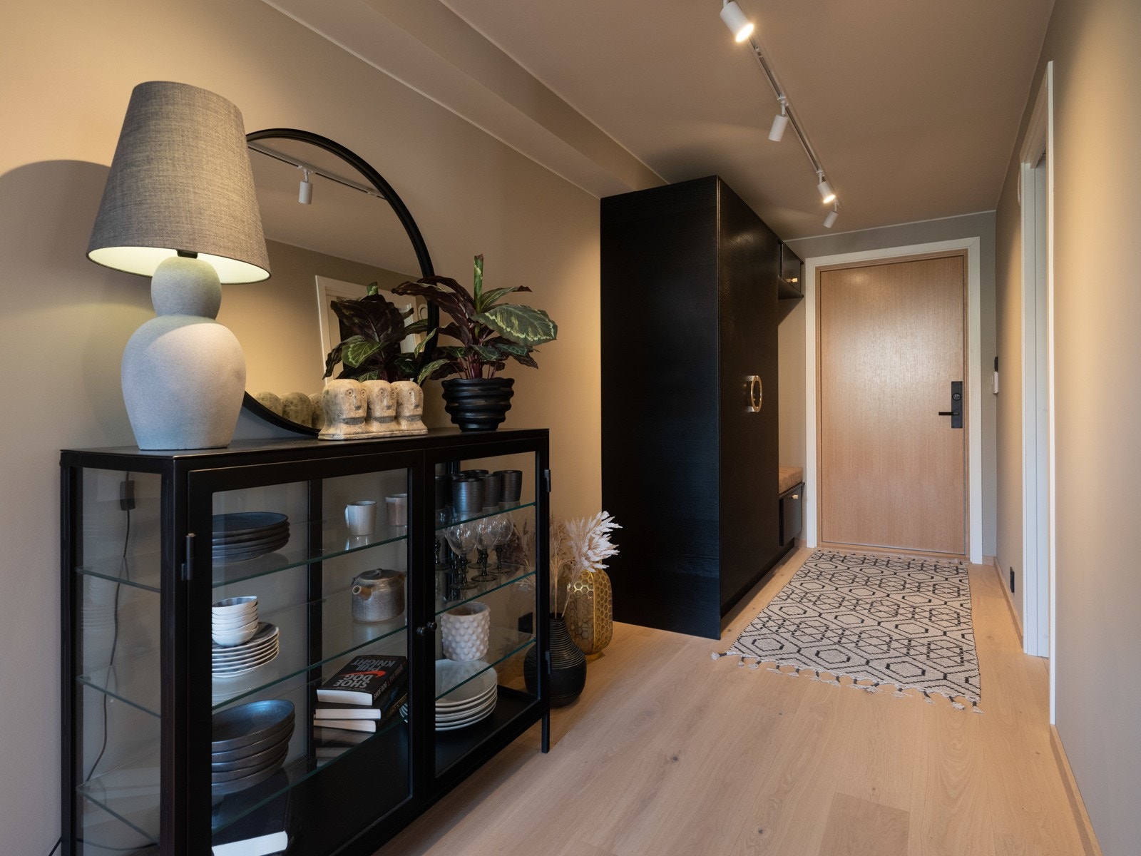 Inn inngangsdøren får vi umiddelbart inntrykket av en eksklusiv leilighet med flotte, moderne farge- og materialvalg. Galleribilde