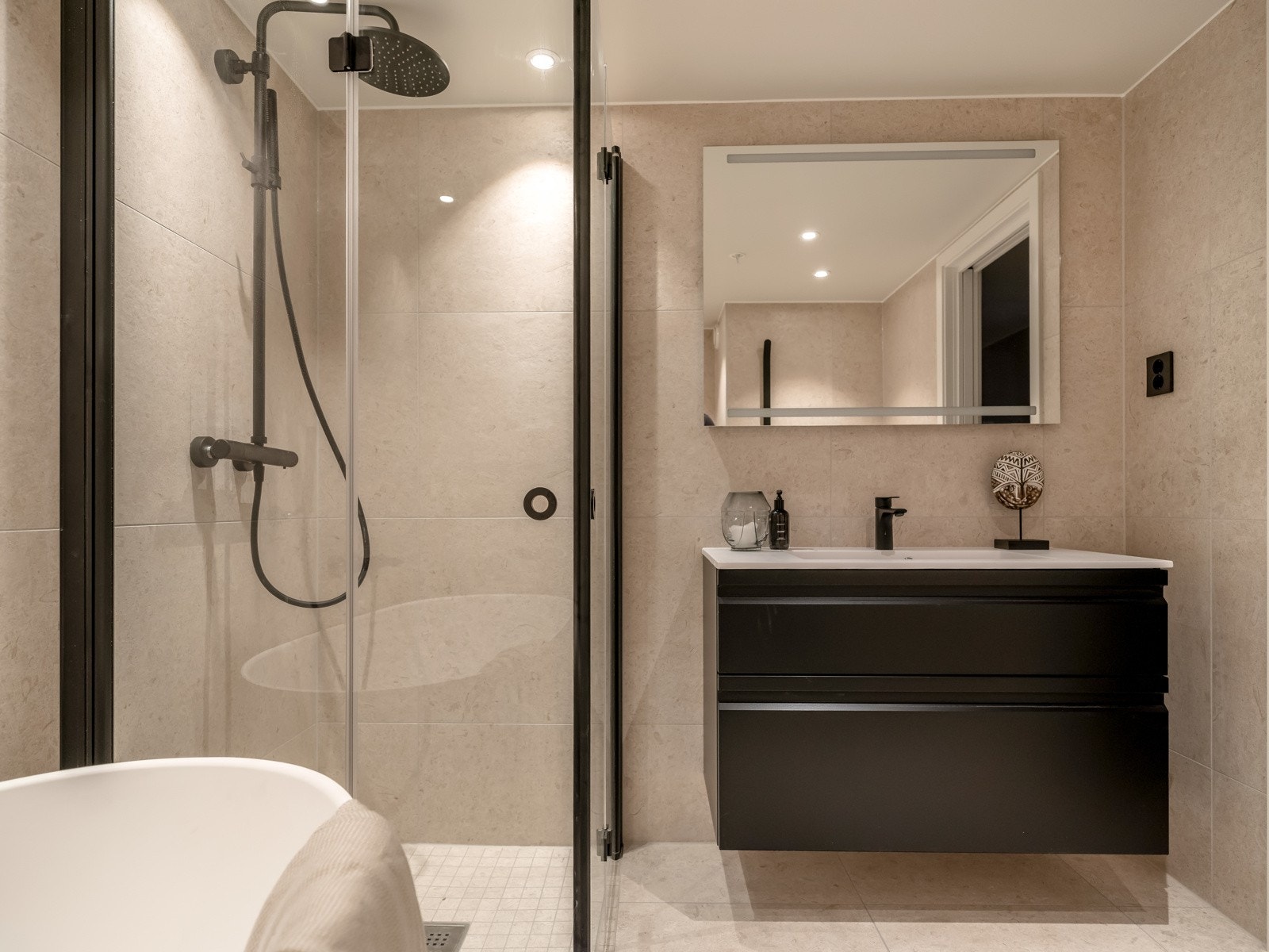 De sorte detaljene på baderomsinnredningen gir badet et stilrent og moderne preg. Galleribilde