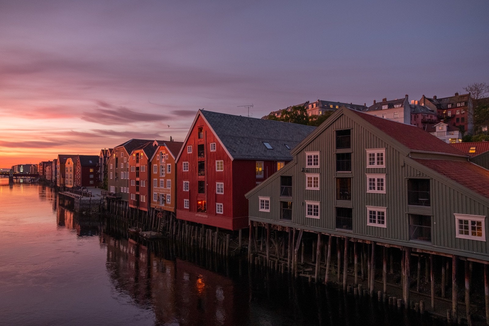 Denne ekstraordinære bryggeleiligheten har en fantastisk beliggenhet på idylliske Bakklandet, like ved Gamle Bybro. Galleribilde