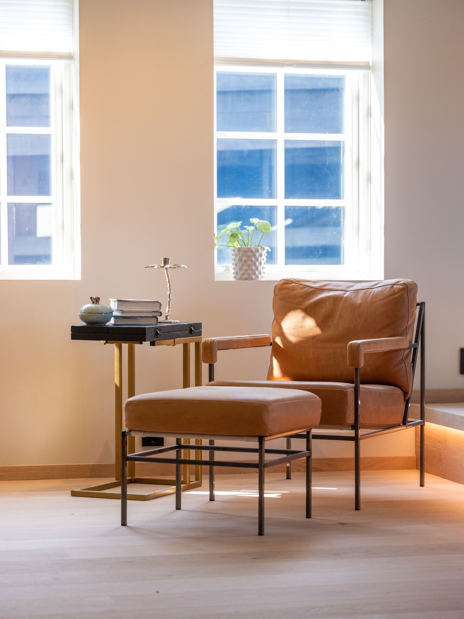 De store vindusflatene sørger for å gi stuen rikelig med innlys og skaper en god romfølelse. Galleribilde