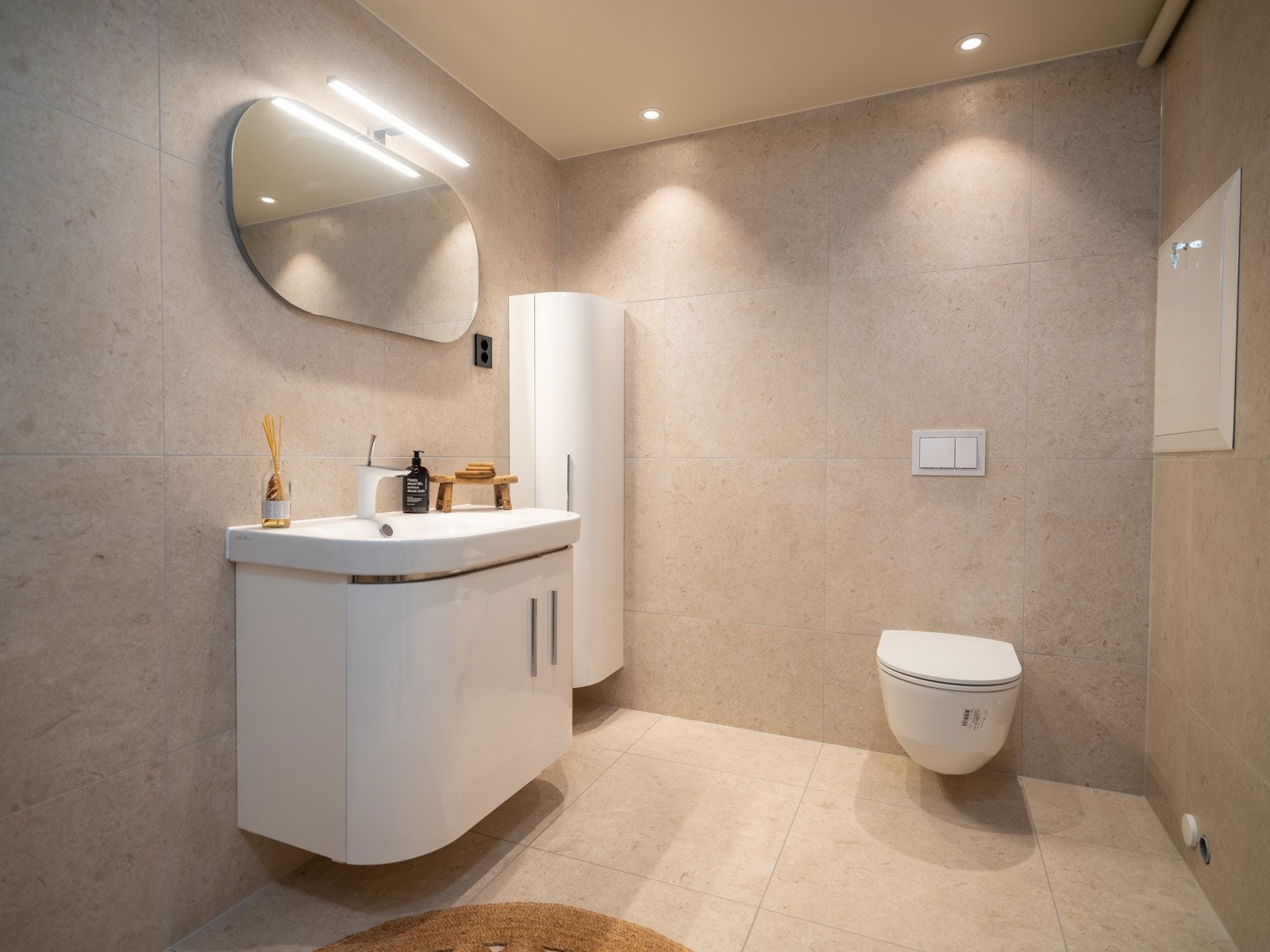 Badet i bileiligheten på 6 kvm er også innredet med de samme 60x60 flisene på gulv og vegger. Galleribilde