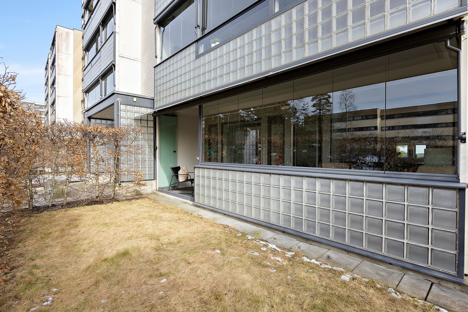 Utgang til skjermet hage med hekk Galleribilde