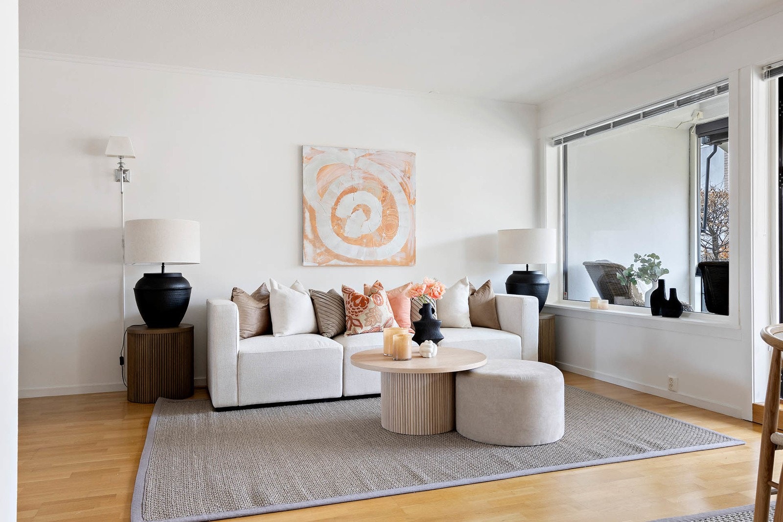 Stue med god plass til sofagruppe Galleribilde