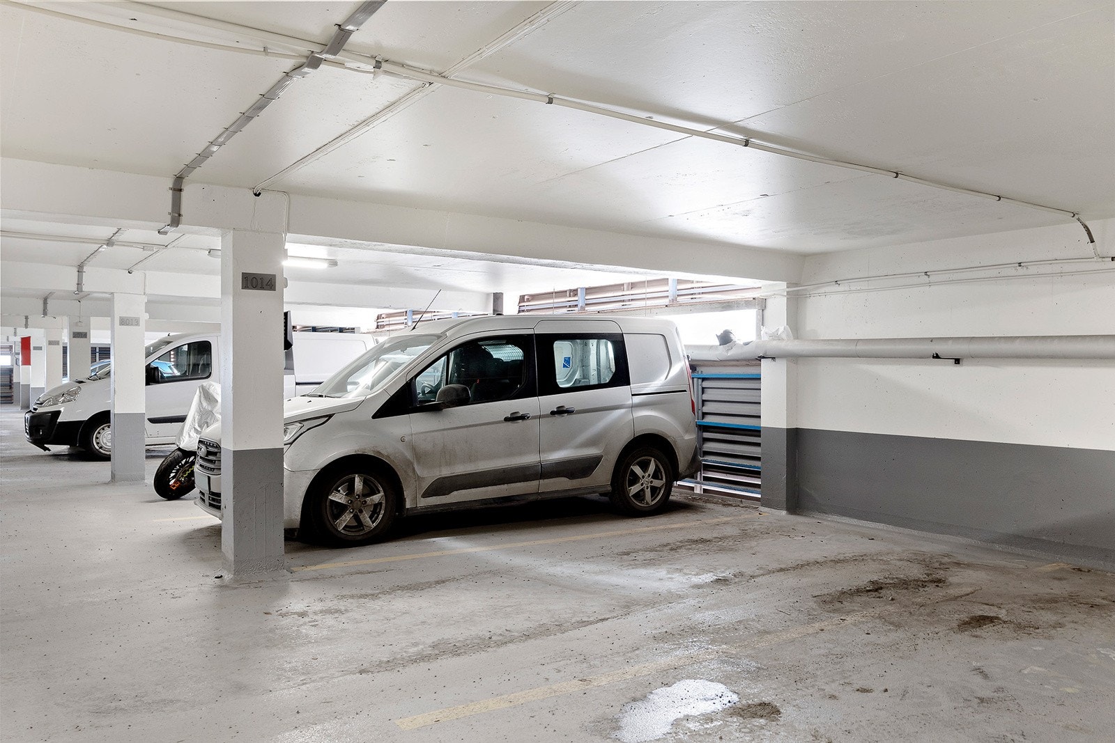 Biloppstillingsplass i felles parkeringshus merket med nr 1014, montert El-billader Galleribilde