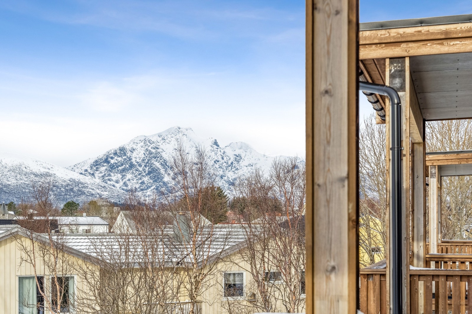 Himmeltinden i bakgrunnen. Galleribilde