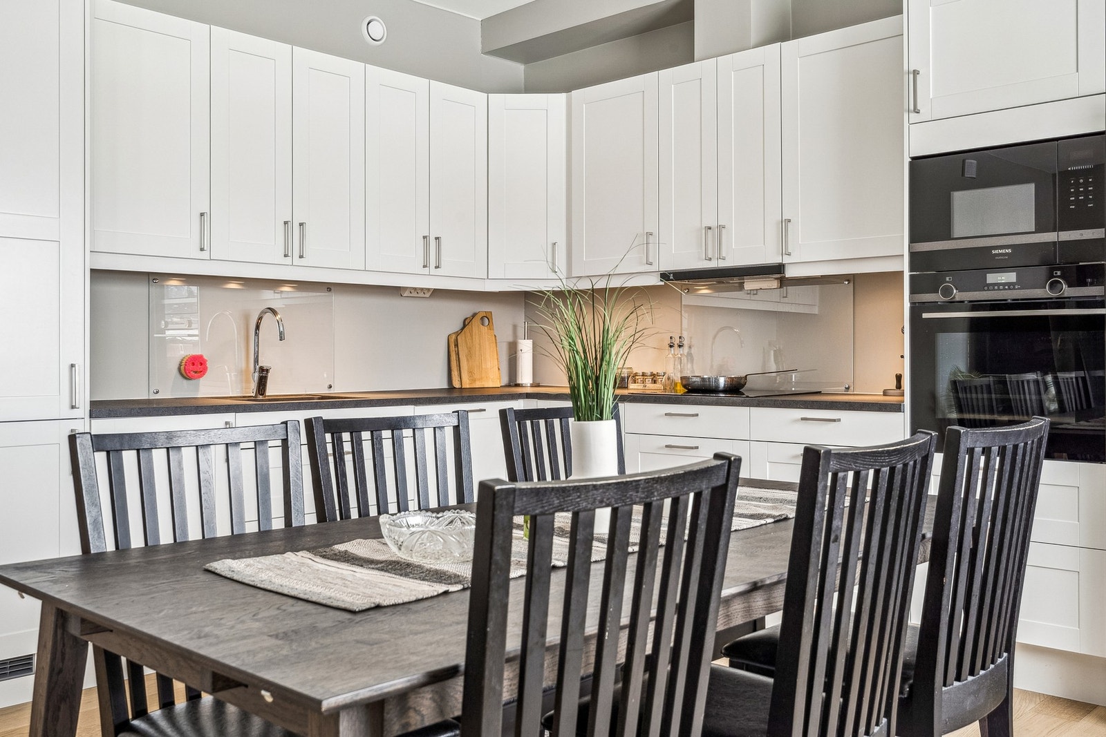 Lekkert kjøkken med god lagringsplass i skuffer og skap. Galleribilde