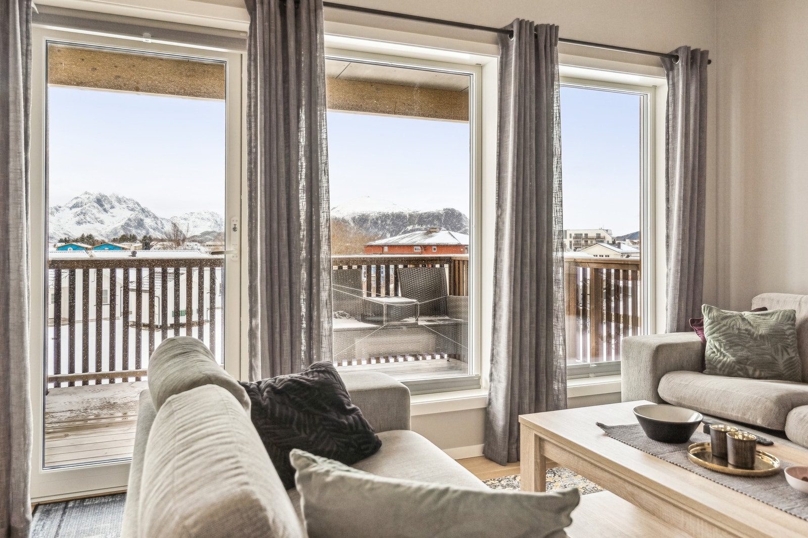 Fra stuen er det utgang til solrik balkong. Galleribilde