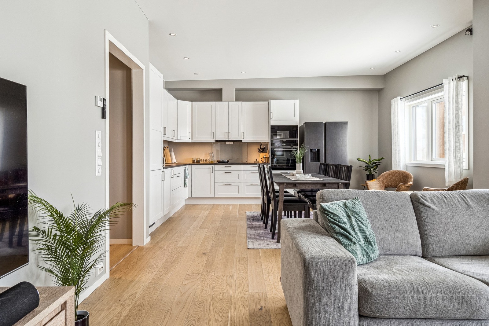 Åpen stue-/kjøkkenløsning gir en god romfølelse. Galleribilde