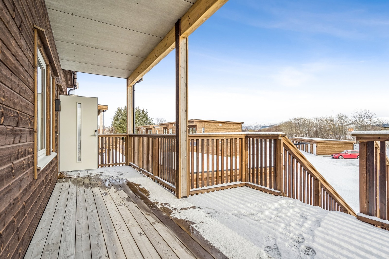 Plass til noen utemøbler ved overbygd inngangsparti. Galleribilde