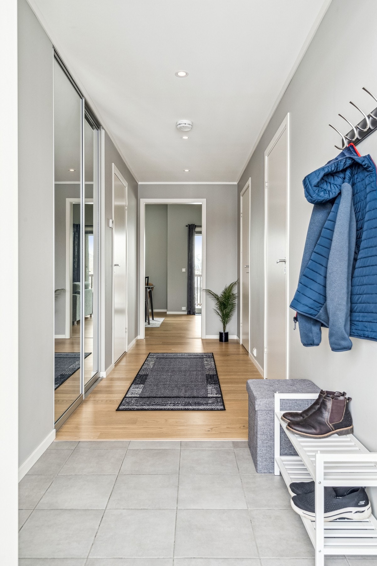 Fra entréen er det inngang til to soverom, bad og bod, og åpen stue-/kjøkkenløsning. Galleribilde